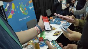 这款手环可以根据你的 DNA 告诉你该吃什么，以及更多功能：深入了解 CES。