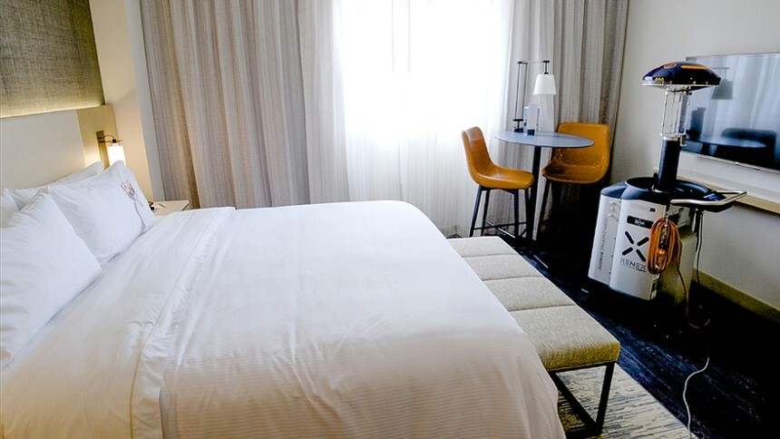 Hotel no Texas "contrata" robôs que matam o coronavírus para limpar os quartos