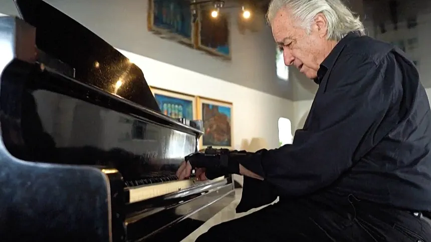 O inventor brasileiro que devolveu os movimentos ao maestro João Carlos Martins