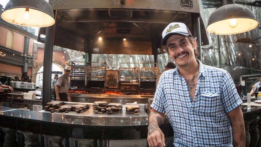 Entre lives e likes, o açougueiro Rogério Betti vende toneladas de carne na quarentena