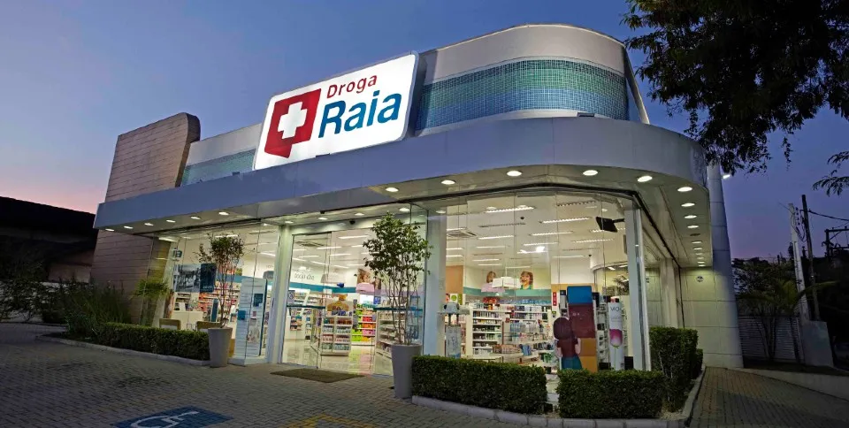 Arroz de um lado, aspirina de outro: o ganha e perde com a farmácia dentro de supermercados