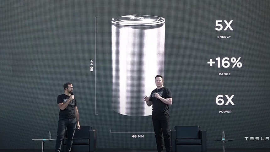 Em evento "drive thru", Elon Musk promete superesportivo, modelo econômico e bateria reciclável