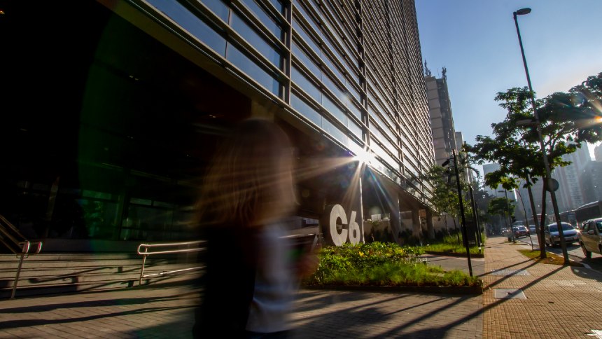 C6 Bank atrai ex-bancários e ataca cidades que estão perdendo agências