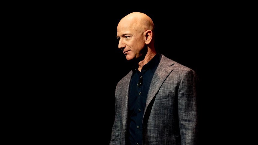 Antes reservado, Jeff Bezos agora coleciona polêmicas no Twitter