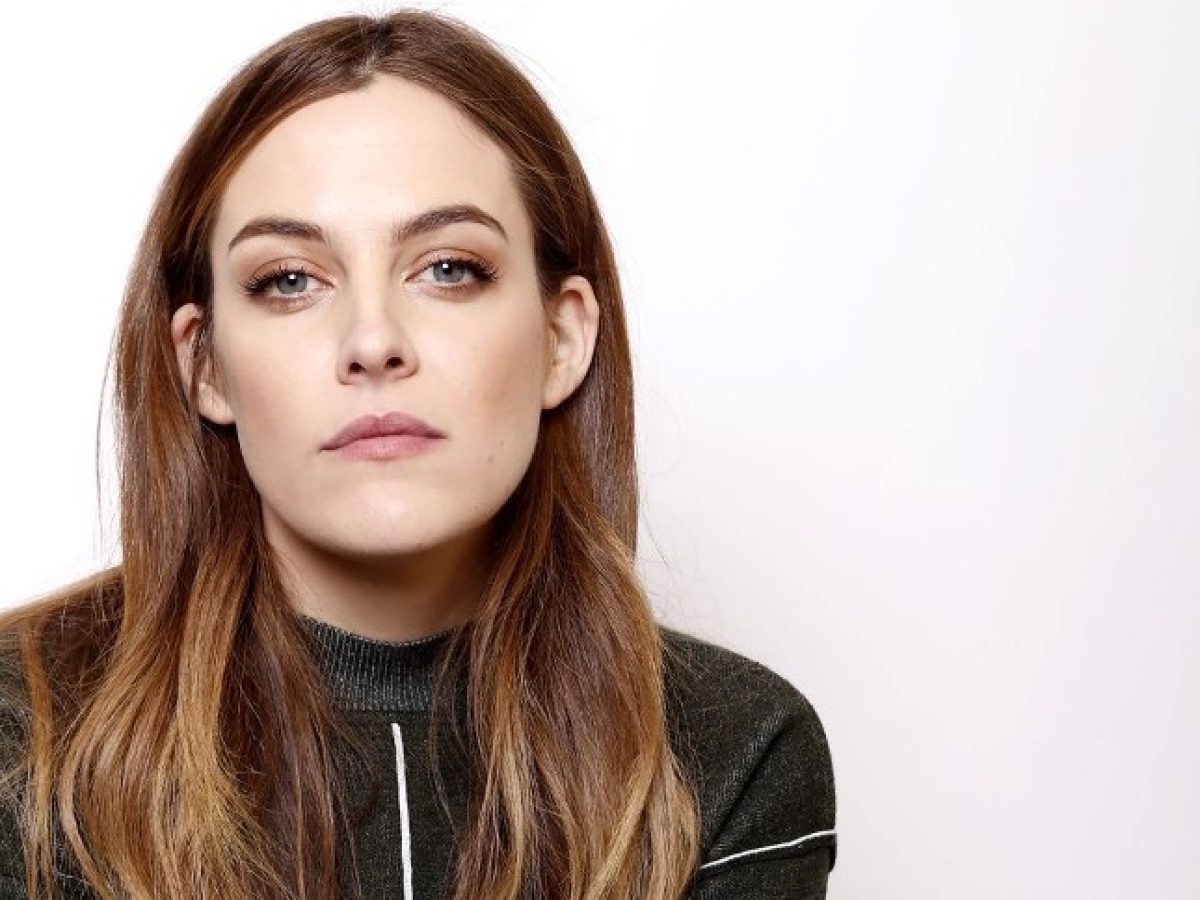 Riley Keough, neta de Elvis Presley, revela nome da filha com homenagem ao  avô