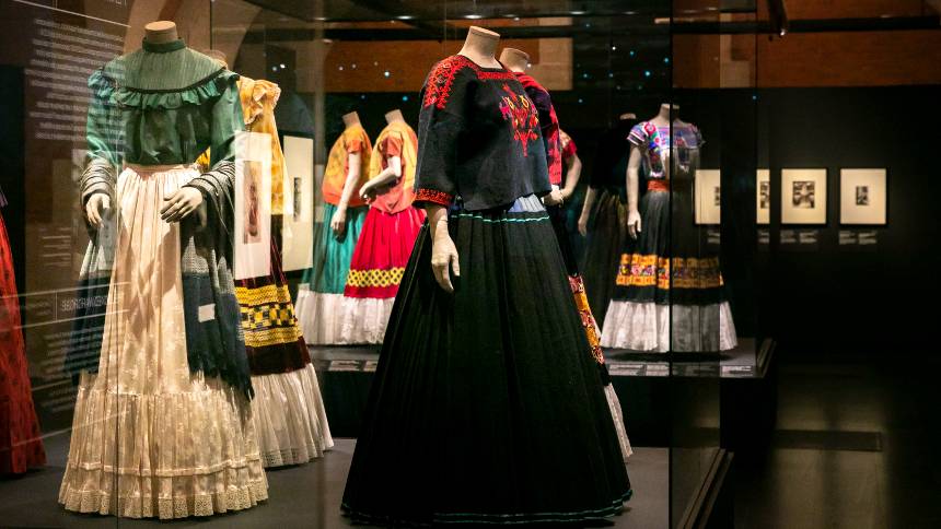 O que o guarda-roupa de Frida Kahlo revela de sua identidade como artista