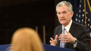 Jerome Powell diz “incertezas” 17 vezes e faz um alerta a Trump: “Acompanharemos de perto”