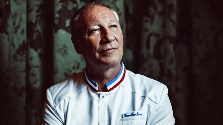 A "permanente guarda" do chef francês Eric Frechon, três estrelas no Michelin