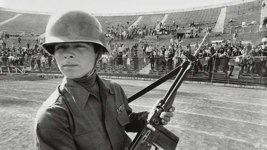 Manifestantes presos no Estádio Nacional, Santiago, Chile, 22/09/1973. (Evandro Teixeira/Acervo IMS)