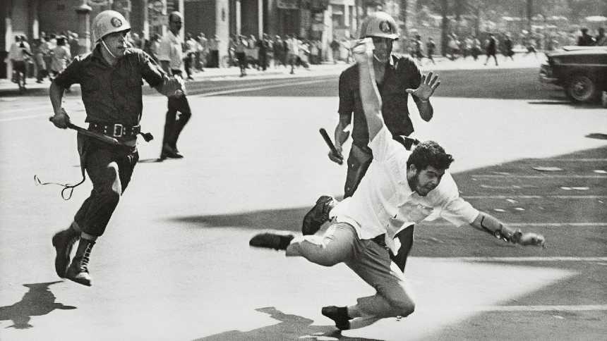 Caça ao estudante durante a Sexta-feira Sangrenta, série de manifestações contra a ditadura realizadas no centro do Rio, 21/06/1968. (Evandro Teixeira/Acervo IMS)
