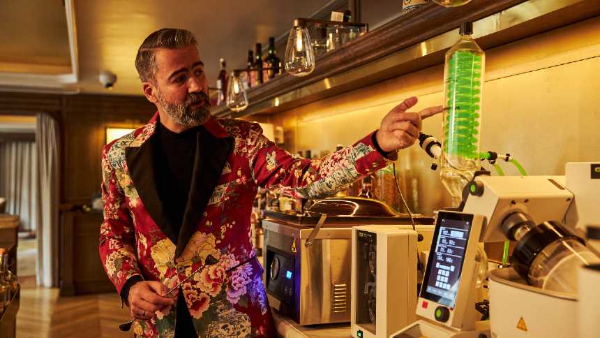 Um bar em Madri com drinques entre a feitiçaria e a ciência