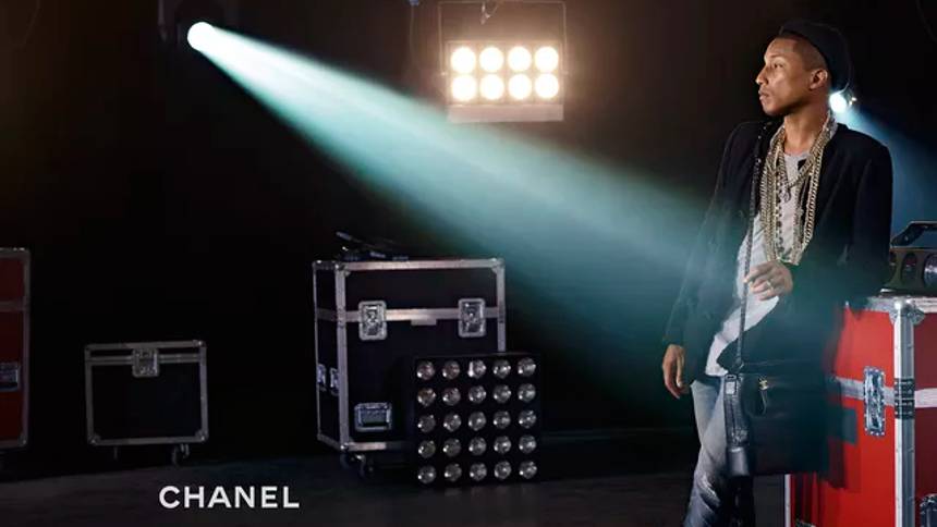 Pharrel na campanha da bolsa Gabrielle para Chanel (reprodução site Chanel)