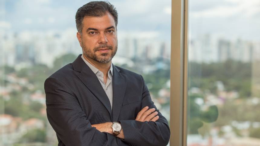 “O Brasil não vai conseguir se reindustrializar produzindo botão e parafuso”, diz economista Paulo Gala