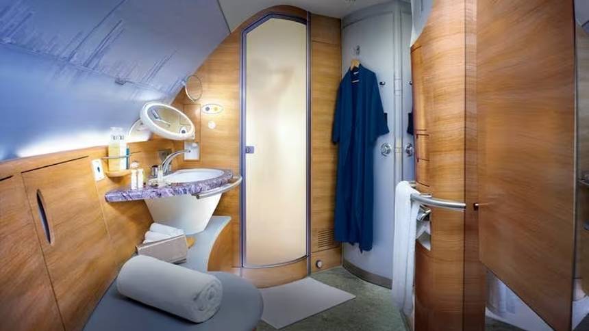 Banheiro-spa da primeira classe da Emirates