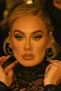 Adele usando os brincos Flicker Circle de 27,5 mil libras  (reprodução site Fernando Jorge)