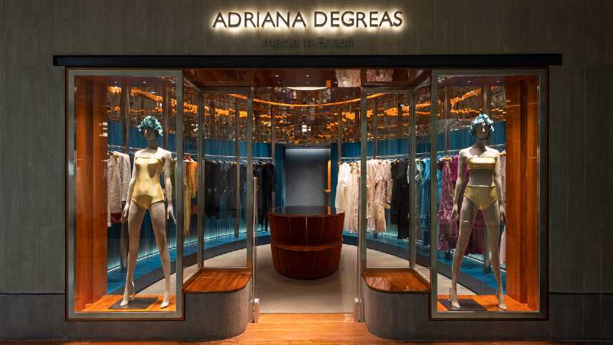 A loja da Andrea Degreas inspirada no casco de um iate do estaleiro italiano Riva