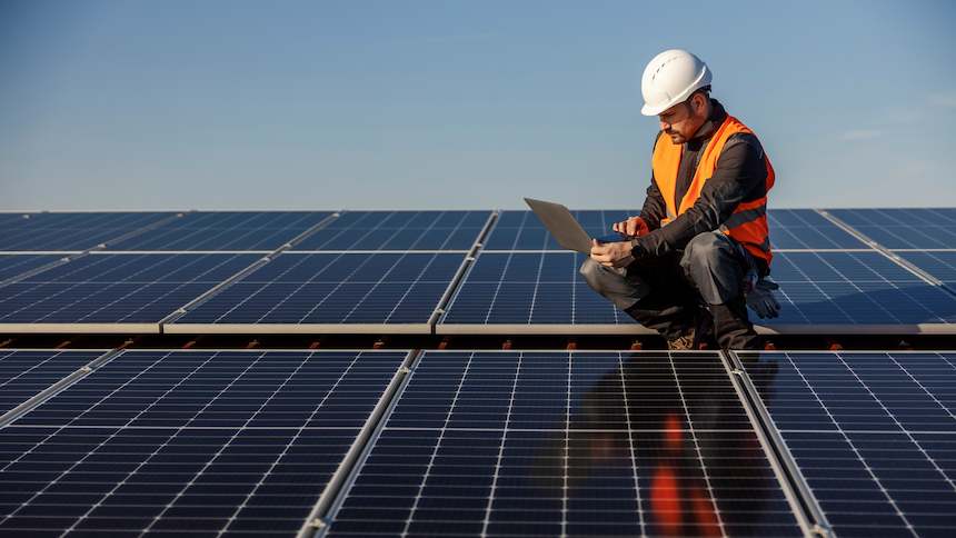 Empresa brasileira quer capturar as placas de energia solar que viram lixo  - NeoFeed