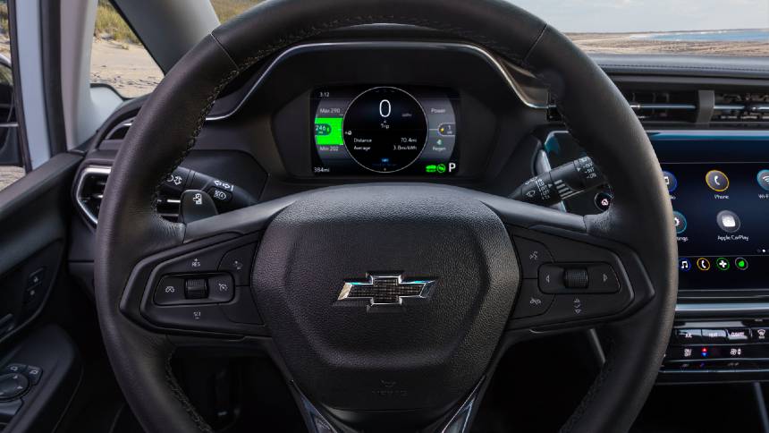 GM recalcula rota e pisa no freio em veículos elétricos