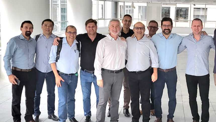 Marcelo Grasso (quinto da esquerda para a direita) e os executivos das redes que compõem a Fecofar