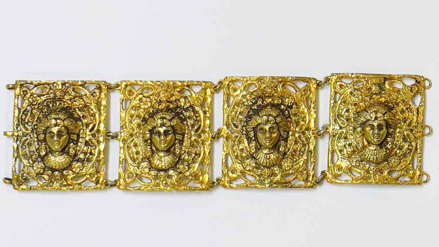 Joias de crioula: pulseira com placa de ouro com camafeus