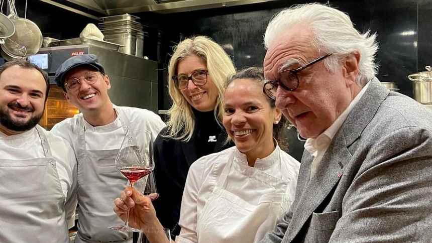 O chef e "padrinho" Alain Ducasse em uma das visitas ao restaurante de Alessandra (reprodução)
