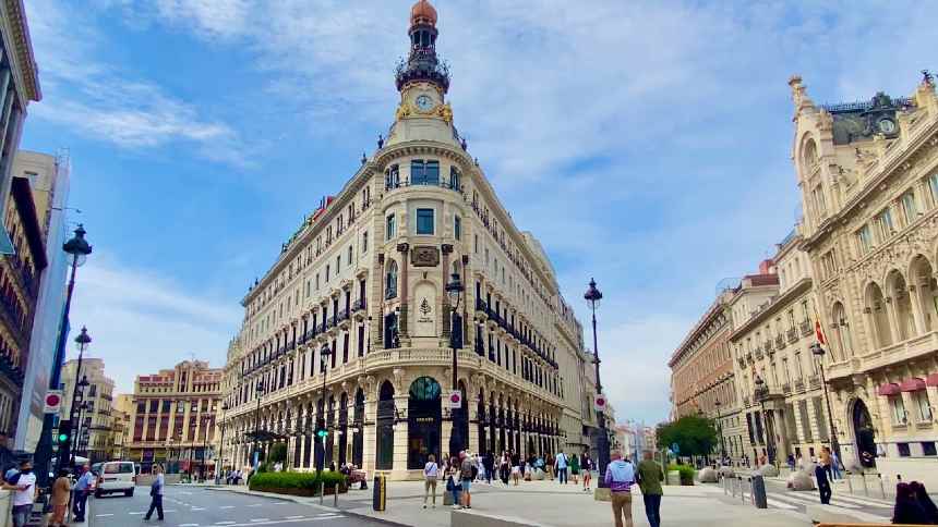 O Four Seasons faz parte de um conjunto de sete edifícios históricos no centro de Madri