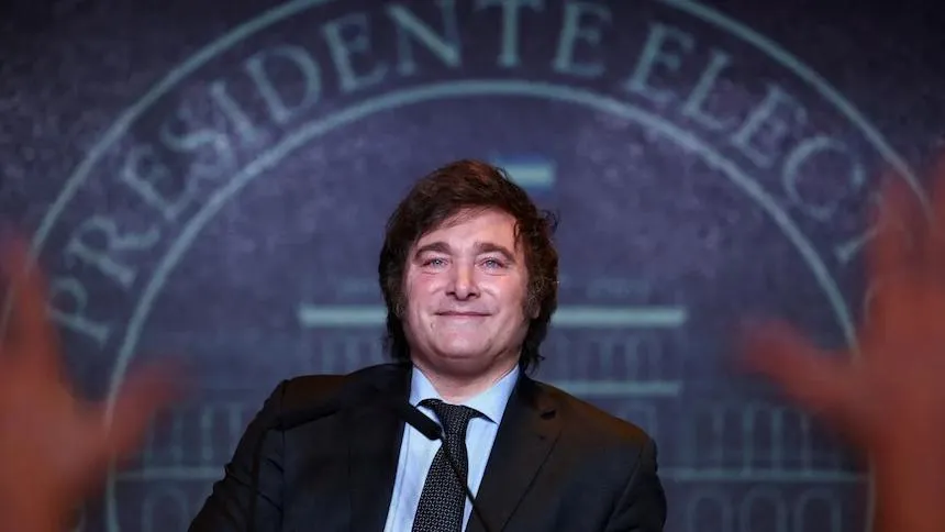Mercado compra a vitória de Milei e reprecifica ativos argentinos javier_milei_posse_CNN