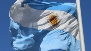 Fitch melhora rating da Argentina, mas mantém alerta de histórico “problemático dos hermanos”