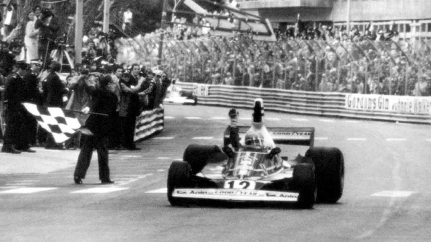 Como "atmosfera política na fábrica se tornou insuportável", Niki Lauda se afastou da Ferrari. Na imagem, o piloto vence Mônaco, em 1975 (Foto: Ferrari)