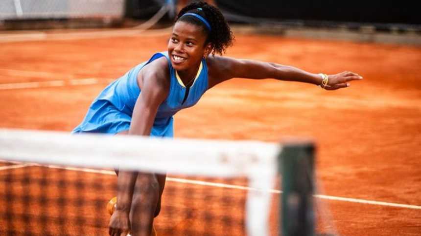 O sorriso largo (e os golpes certeiros) de Victoria Barros, a mais jovem promessa do tênis brasileiro