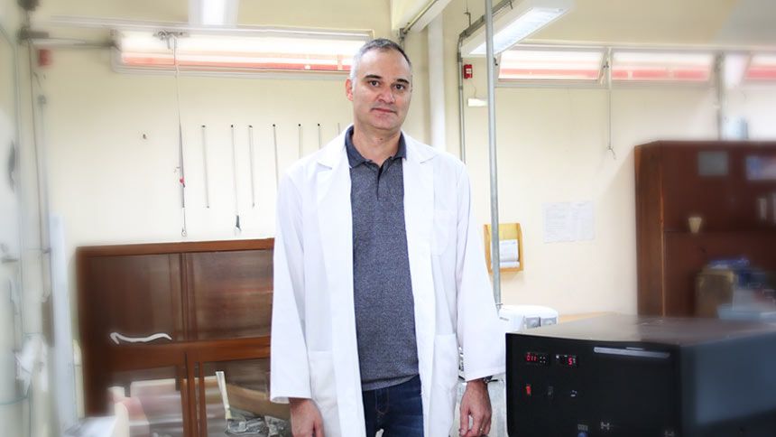 O professor Péricles Inácio Khalaf, da UTFPR, é um dos principais pesquisadores de água ativada por plasma do Brasil (Crédito: Arquivo Pessoal/Péricles Khalaf)