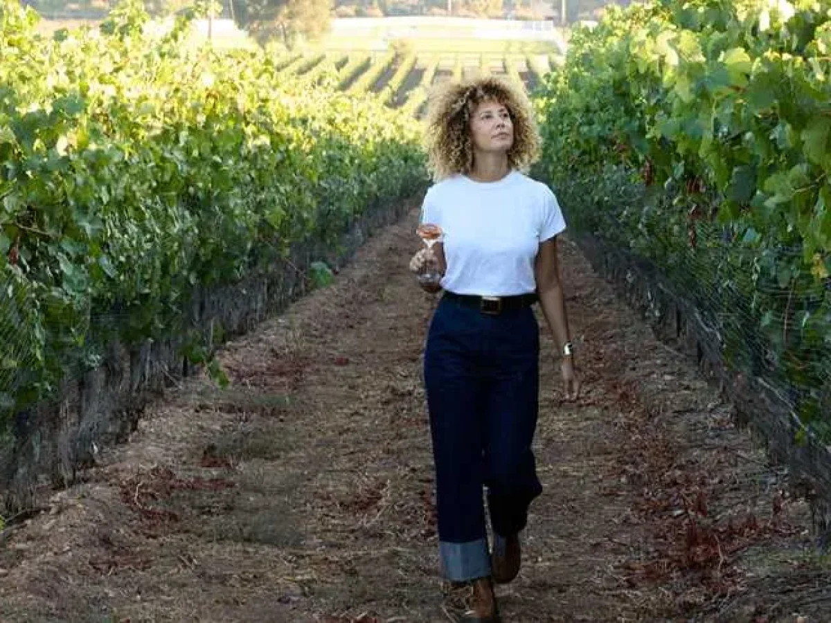 Como Paula Tabalipa transformou o sonho de surfar na Califórnia em uma  vinícola bem-sucedida - NeoFeed