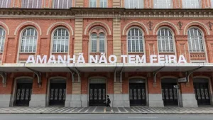 Um “Domingo no Parque” que subverte espaços e questiona limites entre arte, arquitetura e cidade