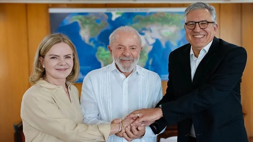 Presidente da República, Luiz Inácio Lula da Silva, durante encontro com o ministro das Relações Institucionais, Alexandre Padilha, e Gleisi Hoffmann. Palácio do Planalto, Brasília - DF (Foto: Ricardo Stuckert / PR)