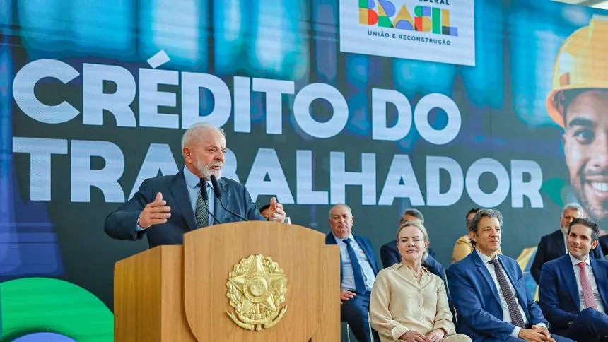 No anúncio do consignado privado, Lula afaga Haddad