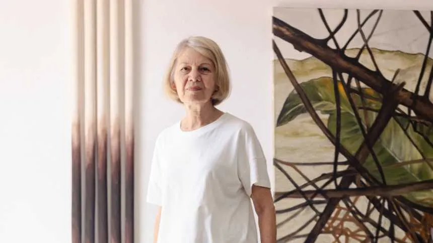 A terra de sua terra: Marlene de Almeida leva o chão do Brasil à Europa