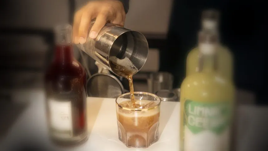 Sai o álcool e entra a cafeína: como as "coffee parties" estão reinventando as baladas da geração Z
