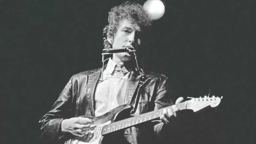A noite em que Bob Dylan eletrificou os anos 1960 e mudou a história da música