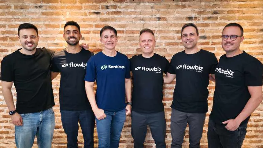 No centro da imagem, Felipe Calixto (à esq.), fundador e CEO da Sankhya, e Vinícius Correa, fundador e CEO da Flowbiz