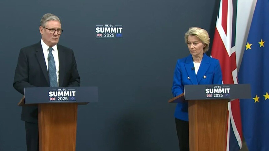 O primeiro-ministro britânico, Keir Starmer, e a presidente da Comissão Europeia, Ursula von der Leyen