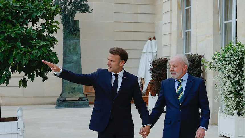 O presidente da França, Emmanuel Macron, e o presidente da República, Luiz Inácio Lula da Silva, no Palácio do Eliseu, em Paris (Foto: Ricardo Stuckert/PR)