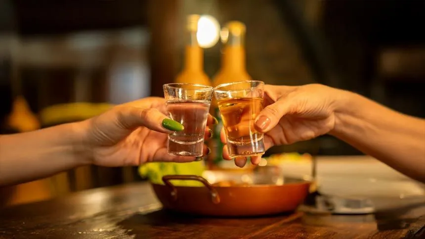 A elegância discreta da cachaça avança entre as mulheres