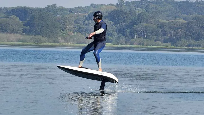 A potência das pranchas de surfe que "voam" sobre a água