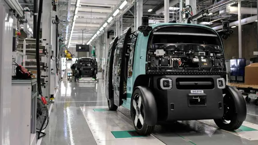 Zoox, da Amazon, pisa no acelerador e inaugura fábrica de robotáxis. A meta: 10 mil carros por ano