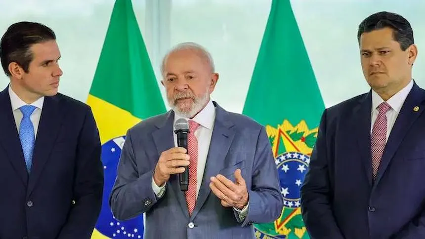 Brasília, 02/02/2025 - O presidente Luiz Inácio Lula da Silva (c) reunido com os presidentes do Senado, Davi Alcolumbre (d), e da Câmara dos Deputados, Hugo Motta (e) (Foto: Fabio Rodrigues-Pozzebom/Agência Brasil)