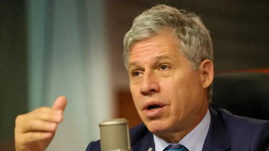 Para o ministro Paulo Teixeira, a saída para o tarifaço de Trump é "esperar e negociar"