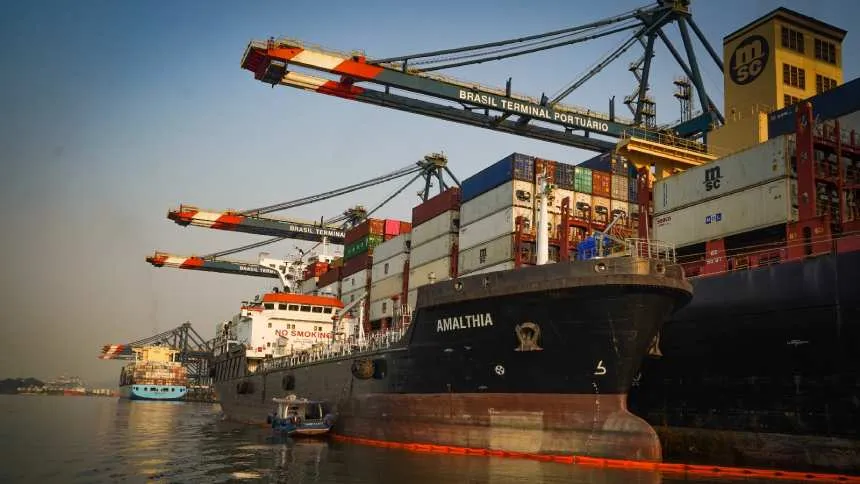 No Porto de Santos, a corrida frenética para embarque de produtos rumo aos EUA