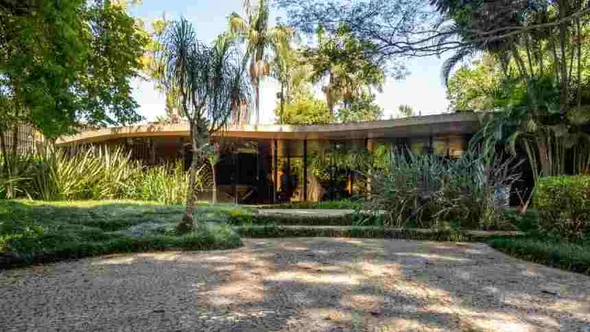 Um "mergulho" no universo de Niemeyer através da única casa projetada pelo arquiteto em São Paulo