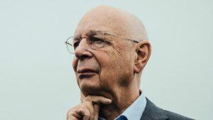 Klaus Schwab quer retornar ao Fórum Econômico Mundial, mas ainda tem explicações a dar