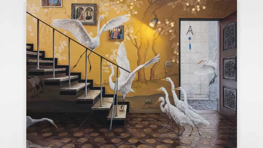 Ana Elisa Egreja une da folha de ouro ao prato Duralex em sua pintura